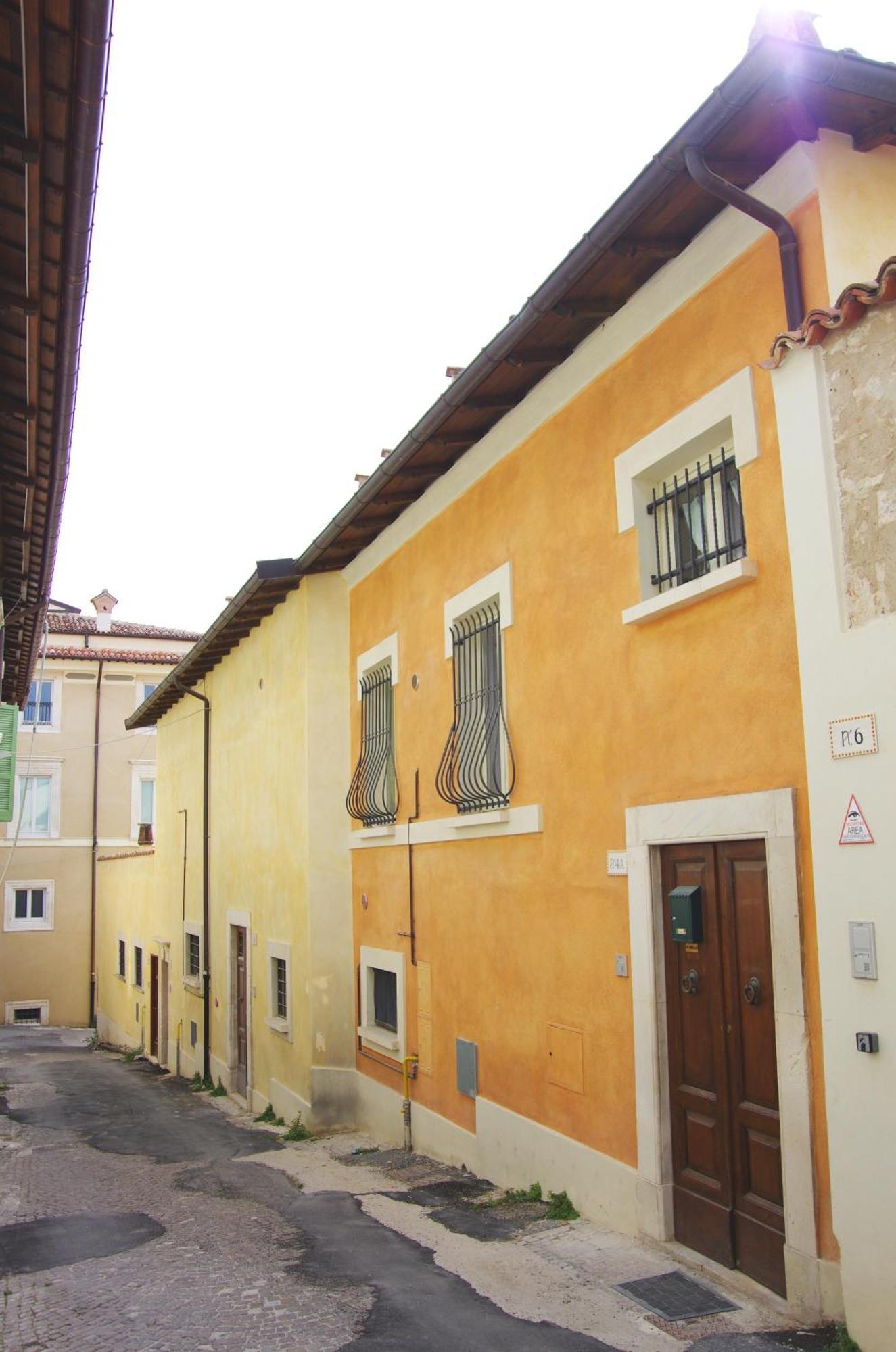 Cozy House Con Corte Privata In Centro Storico Aq LʼAquila المظهر الخارجي الصورة